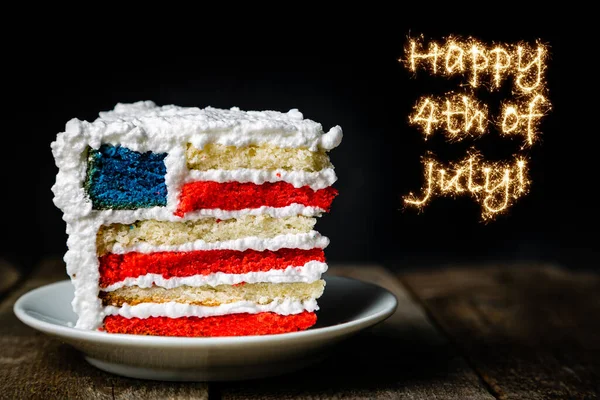 Amerikanska nationella helgdagar koncept - 4 juli, Memorial Day, Labour Day. Skiktad spounge kaka i USA flagga färger — Stockfoto