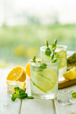 Pencerenin önünde gözlüklü yaz limonatası