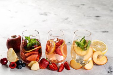 Sangrias seçimi - kırmızı, pembe, beyaz ve malzemeler