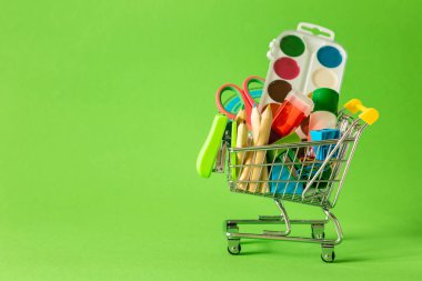 BAck 'tan okul konseptine - yeşil arka plandaki malzemeler