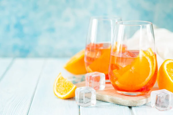 Aperol e ingredientes bebidas sobre fondo de madera —  Fotos de Stock