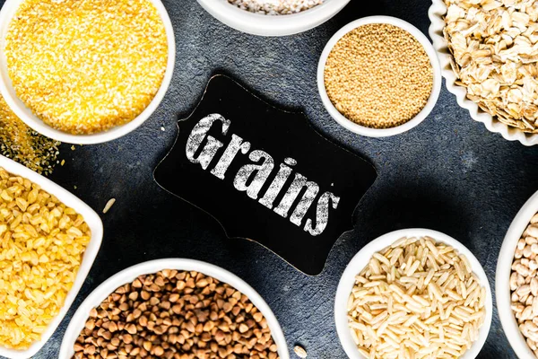 Selectarea cerealelor integrale în boluri albe - orez, ovăz, hrișcă, bulgur, terci, orz, quinoa, amarant — Fotografie, imagine de stoc
