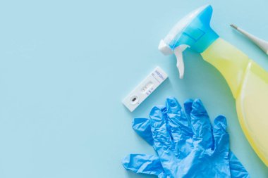 Coronavirus konsepti - eldivenler, dezenfektan, test