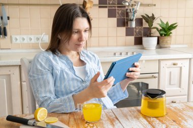 Kadın evde oturup film izlemekten, çay içmekten hoşlanıyor.