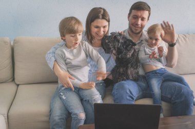 Aile evden video görüşmesi yapıyor.