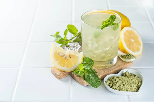 Grüne Matcha-Limonade auf weißem Hintergrund — Stockfoto