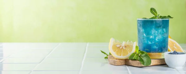 Blå matcha lemonad på vit bakgrund — Stockfoto