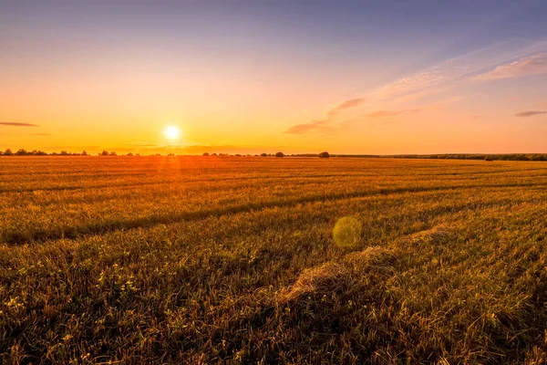 Сцена заката на поле с стогами сена осенним солнечным вечером . — стоковое фото
