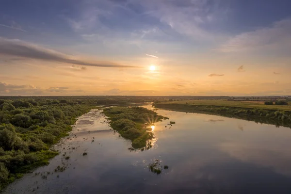 Letecký pohled na západ slunce na řece v letním večeru s oblačnou oblohou. — Stock fotografie