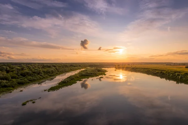 Letecký pohled na západ slunce na řece v letním večeru s oblačnou oblohou. — Stock fotografie