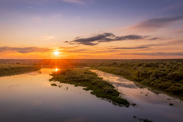 Letecký pohled na západ slunce na řece v letním večeru s oblačnou oblohou. — Stock fotografie