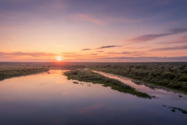 Letecký pohled na západ slunce na řece v letním večeru s oblačnou oblohou. — Stock fotografie