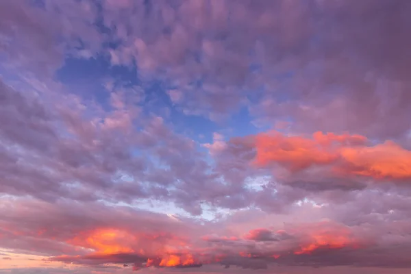 Overcast twilight sky with purple clouds. Abstract background for design. — Stock Photo, Image