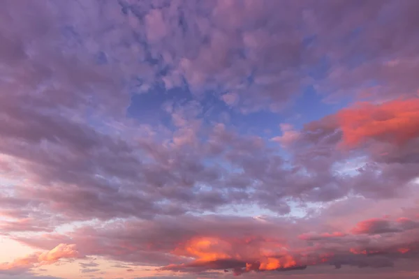 Ciel couvert au crépuscule avec nuages violets. Contexte abstrait pour le design . — Photo