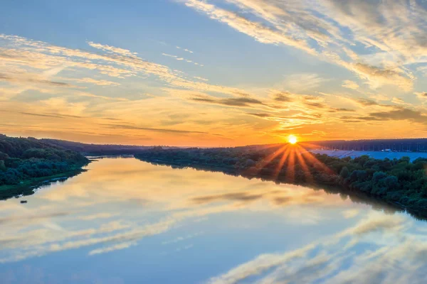 Sonnenuntergang am Ufer des Flusses — Stockfoto