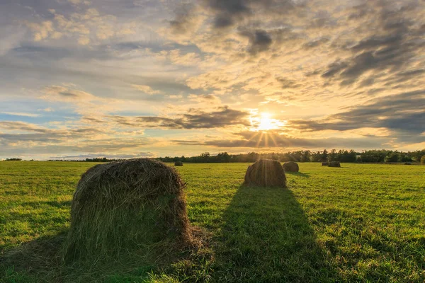 Campo com palheiro ao pôr do sol no início do outono — Fotografia de Stock