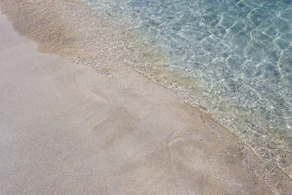 Meeresbrandung am Strand mit gelbem Sand. — Stockfoto