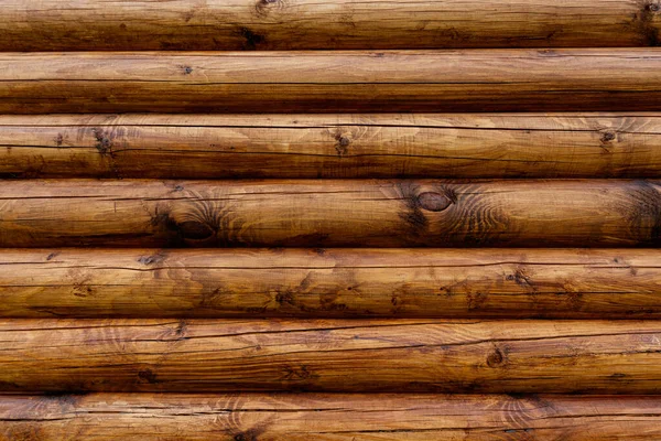 Holzwand aus Baumstämmen als Hintergrund. — Stockfoto