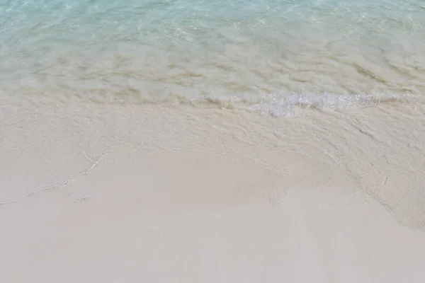 Mořský příboj na pláži s korálovým pískem. — Stock fotografie