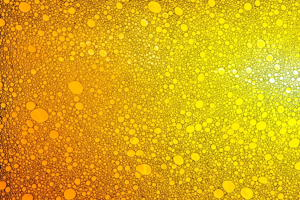Kleurrijke druppels olie op het water. — Stockfoto