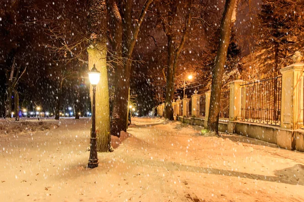 눈이 내리는 겨울 야영장. — 스톡 사진
