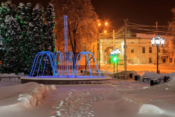 Fountain in the winter park at night. — Stock Photo, Image