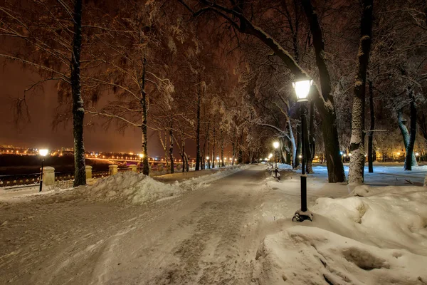 Passeggiata della città di notte in inverno . — Foto Stock