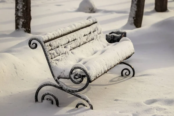 Скамейка покрыта снегом . — стоковое фото