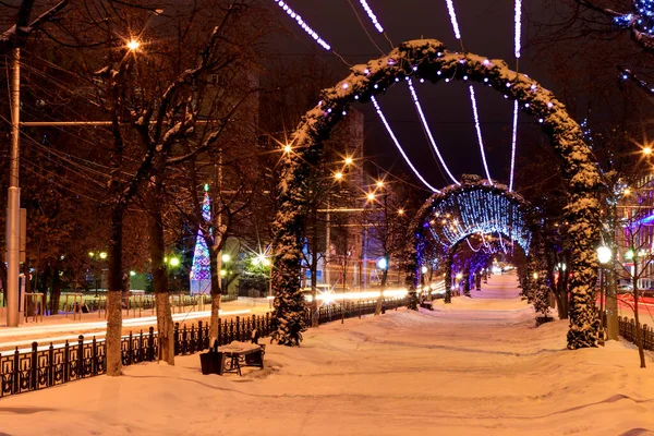 Promenade de la ville la nuit en hiver — Photo