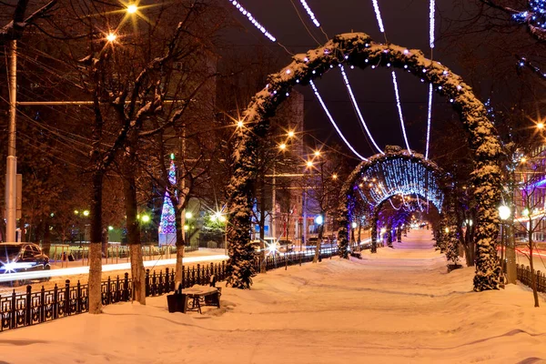 Прогулка по городу ночью зимой — стоковое фото