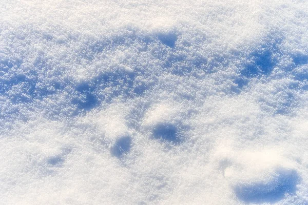 Texture de neige à la journée ensoleillée d'hiver. Contexte abstrait . — Photo
