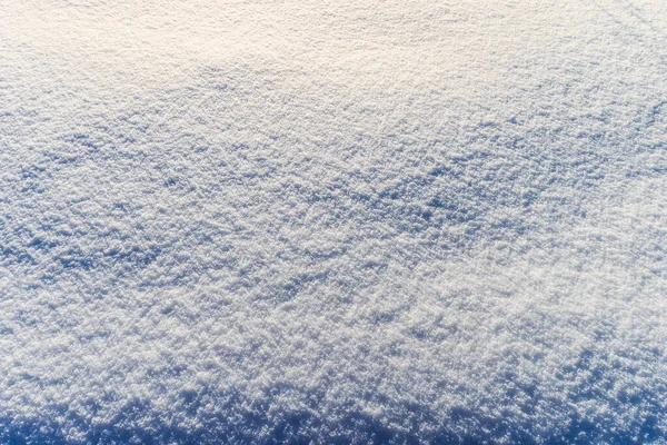 Sněhová textura za slunečného zimního dne. Abstraktní pozadí. — Stock fotografie