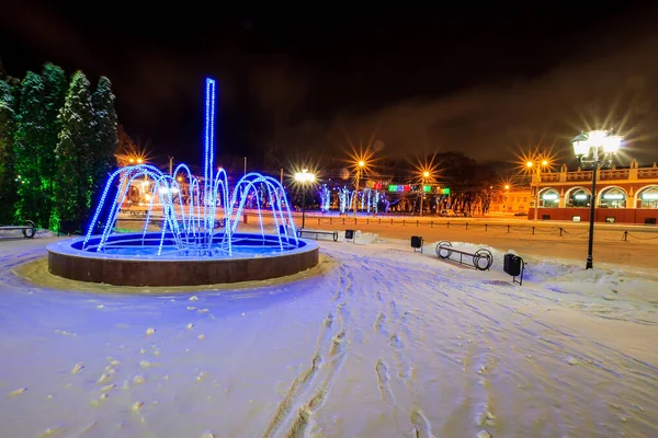 Fontaine de guirlandes en saison hivernale avec lumières — Photo