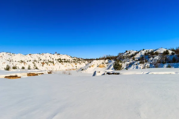 Colinas cubiertas de nieve en invierno con pinos y árboles . — Foto de Stock