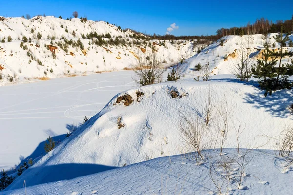 Kışın karla kaplı tepeler Çam ve ağaçlarla kaplı. — Stok fotoğraf