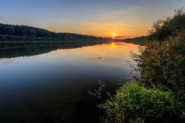 Вид на прекрасний захід сонця над річкою . — стокове фото