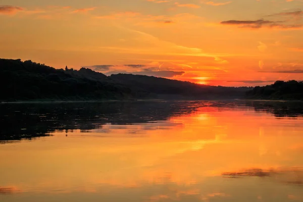 Malerischer Blick auf den schönen Sonnenuntergang über dem Fluss. — Stockfoto