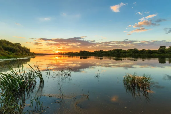 Malerischer Blick auf den schönen Sonnenuntergang über dem Fluss im Sommer — Stockfoto