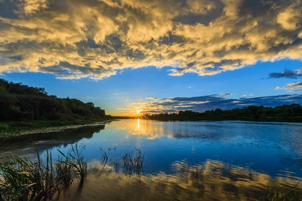 Malerischer Blick auf den schönen Sonnenuntergang über dem Fluss im Sommer — Stockfoto