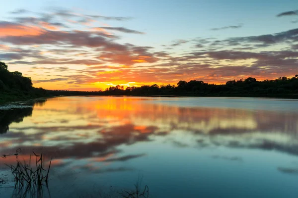 Malerischer Blick auf den schönen Sonnenuntergang über dem Fluss im Sommer — Stockfoto