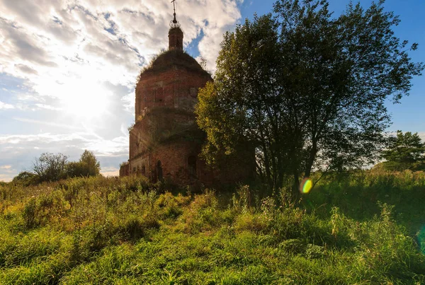 Vecchia chiesa ortodossa abbandonata contro il cielo nuvoloso — Foto Stock