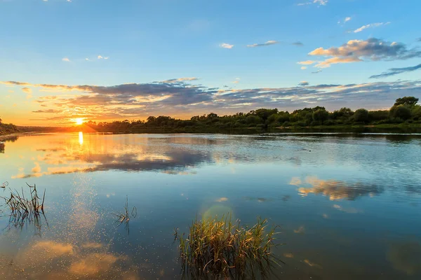 Malerischer Blick auf den schönen Sonnenuntergang über dem Fluss im Sommer — Stockfoto