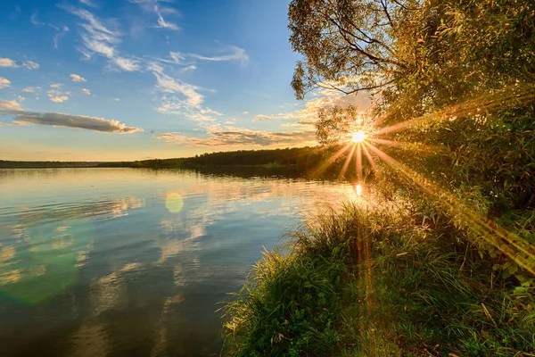 Vista panoramica del bellissimo tramonto sul fiume in estate — Foto Stock