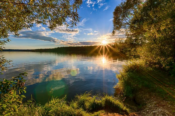 Scénický pohled na krásný západ slunce nad řekou v létě — Stock fotografie