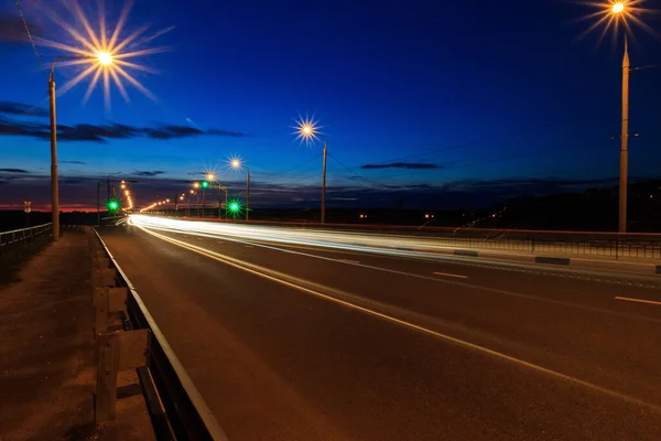 Переміщення автомобіля з розмитим світлом через місто — стокове фото