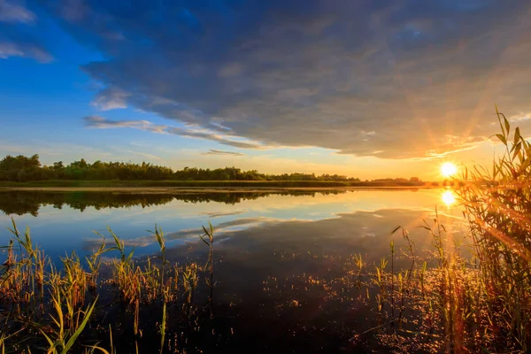Vista panorámica de la hermosa puesta de sol sobre el estanque . — Foto de Stock