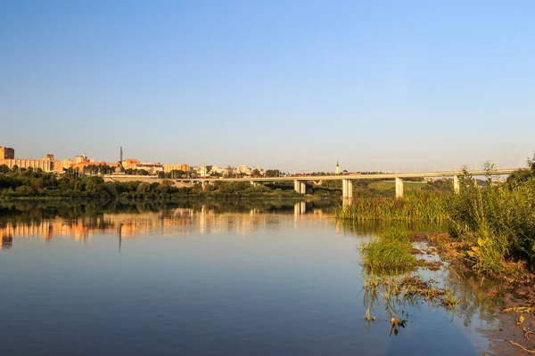 Argine del fiume alla sera d'estate con ponte — Foto Stock