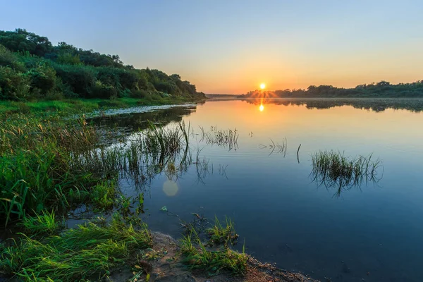 Malerischer Blick auf den schönen Sonnenuntergang über dem Fluss im Sommer — Stockfoto