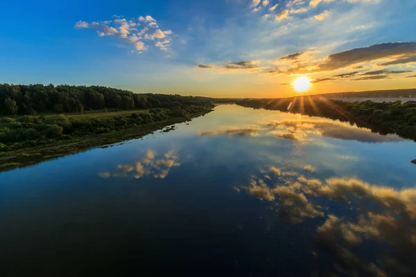 Захід сонця на набережній річки — стокове фото