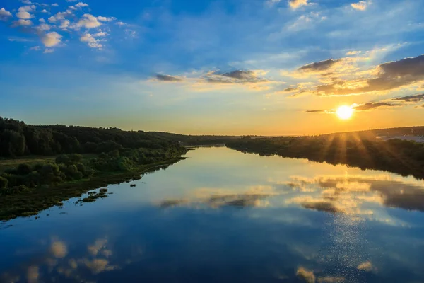 Solnedgång på flodvallen — Stockfoto